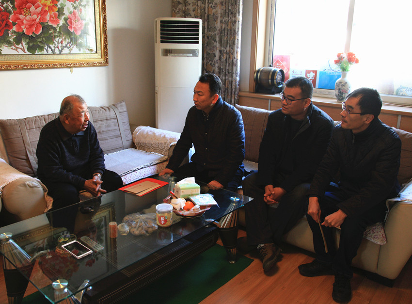 開(kāi)展黨內(nèi)關(guān)懷 慰問(wèn)老黨員和生活困難黨員