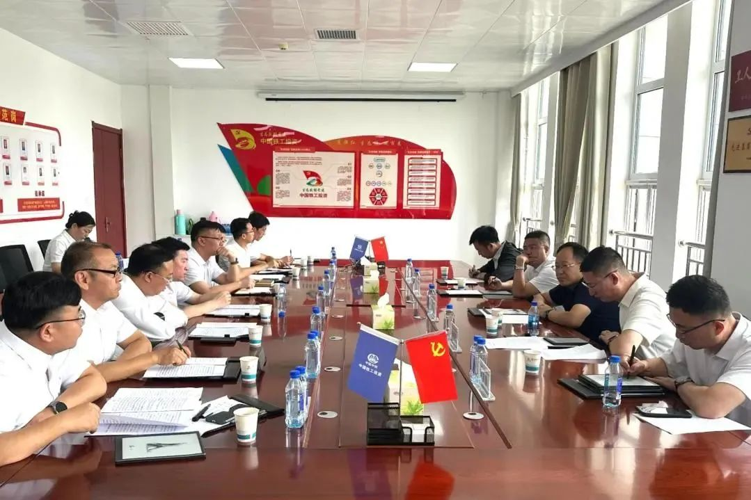 吳琦與內蒙古水發集團黨委委員、總會計師、董事侯躍峰在銀川舉行會談